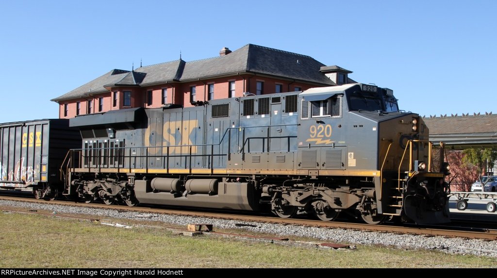 CSX 920 leads train Q406-24 northbound